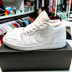 Jordan 1 Low Triple White
Tumbled Leather.